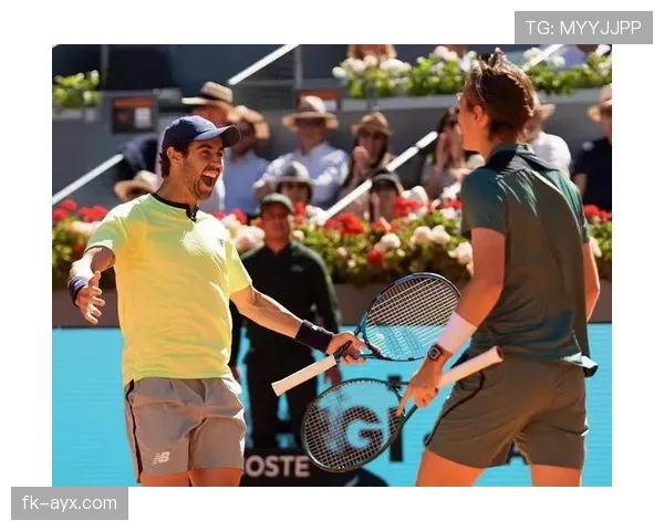 乔丹·汤普森开豪车出场，球场上可是街头风十足啊！