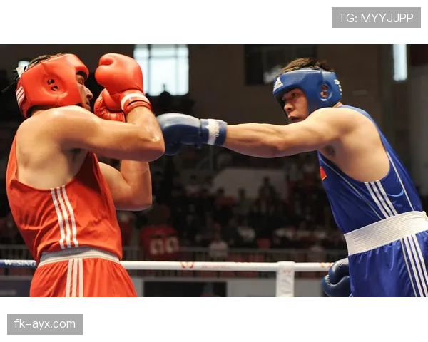 张志磊赛场像坦克，回家却像邻居大叔——拖鞋、外卖盒和那张旧沙发