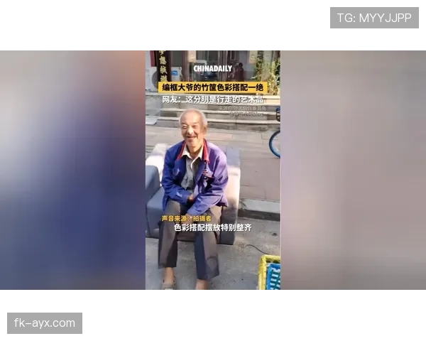 阿尔瓦雷斯拎着名牌袋子蹲路边吃煎饼，旁边大爷的表情绝了